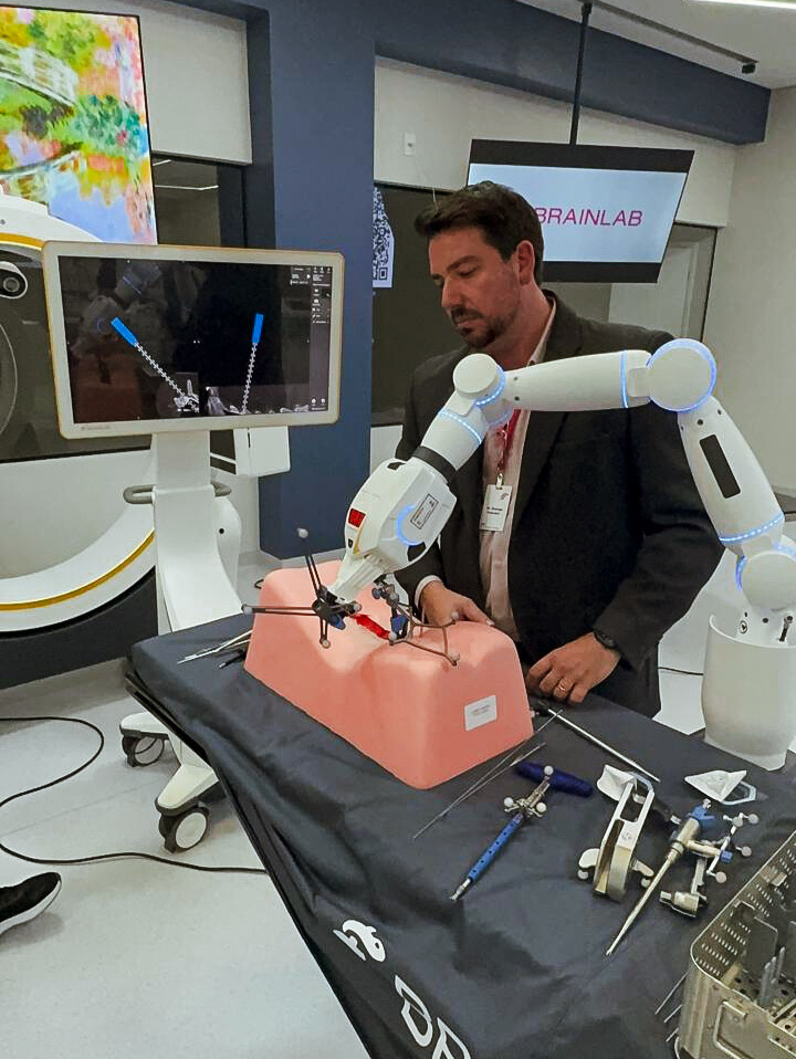 Neurocirurgia robótica Dr. Rodrigo Pinhabel